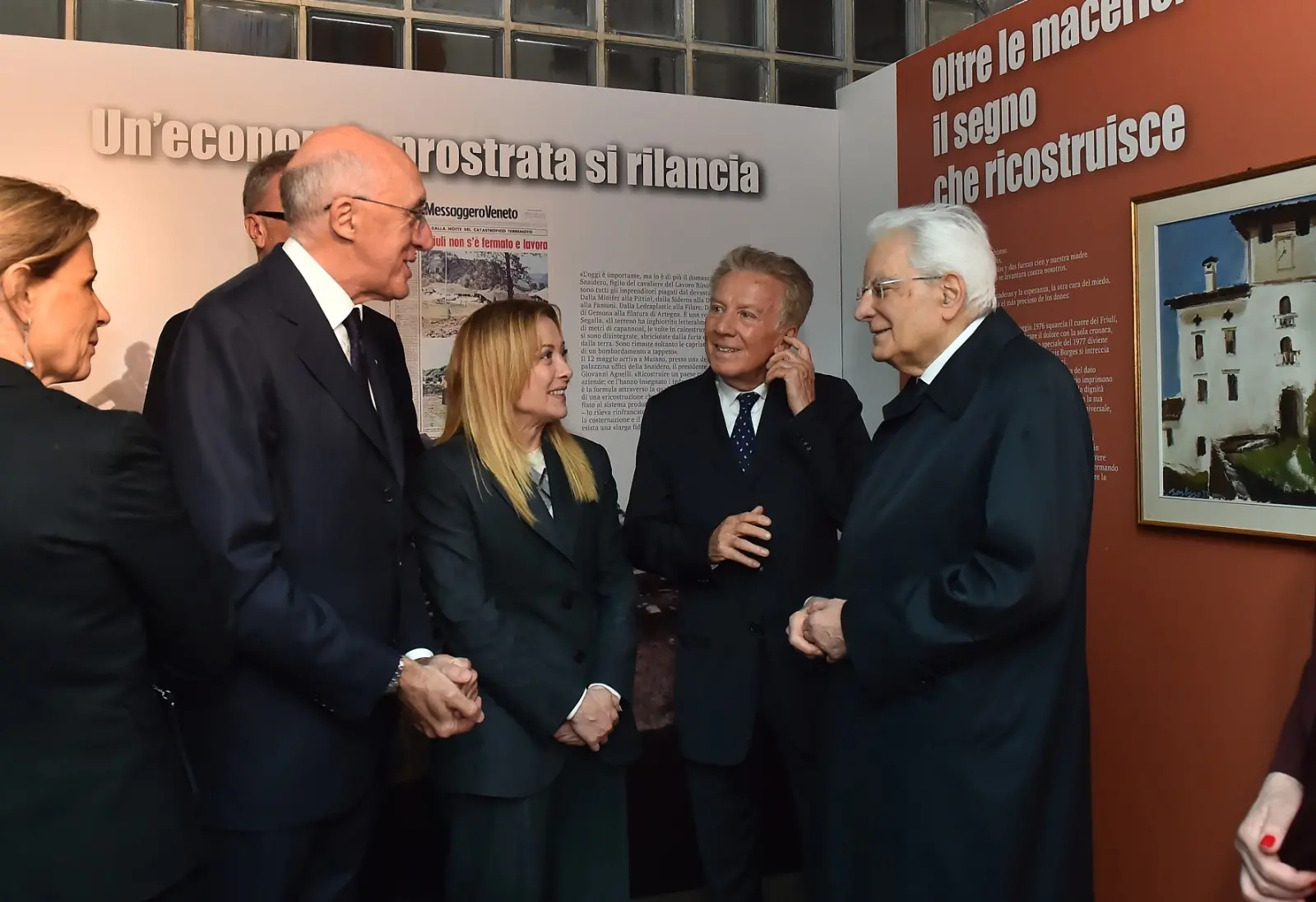 Il presidente della Repubblica Sergio Mattarella e la premier Giorgia Meloni hanno concluso a Gemona le celebrazioni per i 50 anni dal terremoto visitando la mostra allestita a Palazzo Elti dal Messaggero Veneto e dal gruppo Nem. Un percorso tra fotografie, documenti e testimonianze personali sul sisma del 1976 e sul ruolo del quotidiano nella ricostruzione della comunità friulana. Mattarella e Meloni si sono soffermati a lungo davanti alle teche della mostra, mostrando particolare partecipazione ai racconti delle vittime e della rinascita del Friuli