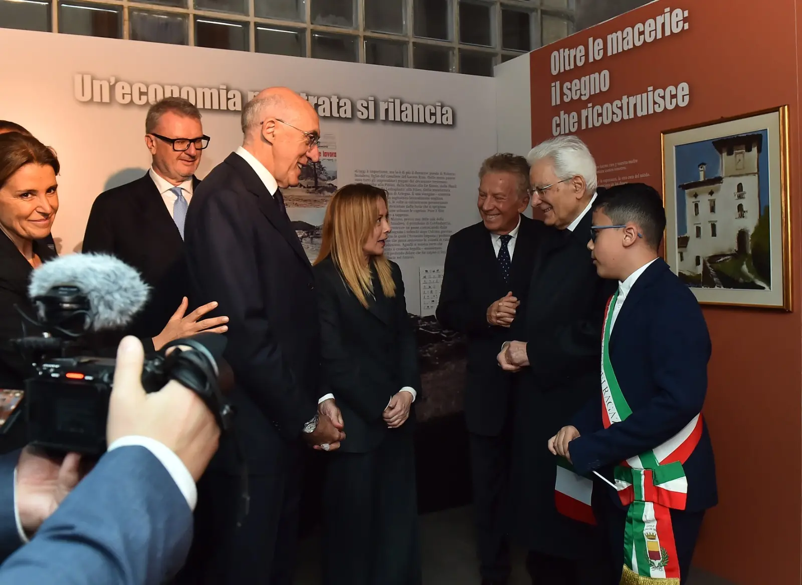 Il presidente della Repubblica Sergio Mattarella e la premier Giorgia Meloni hanno concluso a Gemona le celebrazioni per i 50 anni dal terremoto visitando la mostra allestita a Palazzo Elti dal Messaggero Veneto e dal gruppo Nem. Un percorso tra fotografie, documenti e testimonianze personali sul sisma del 1976 e sul ruolo del quotidiano nella ricostruzione della comunità friulana. Mattarella e Meloni si sono soffermati a lungo davanti alle teche della mostra, mostrando particolare partecipazione ai racconti delle vittime e della rinascita del Friuli
