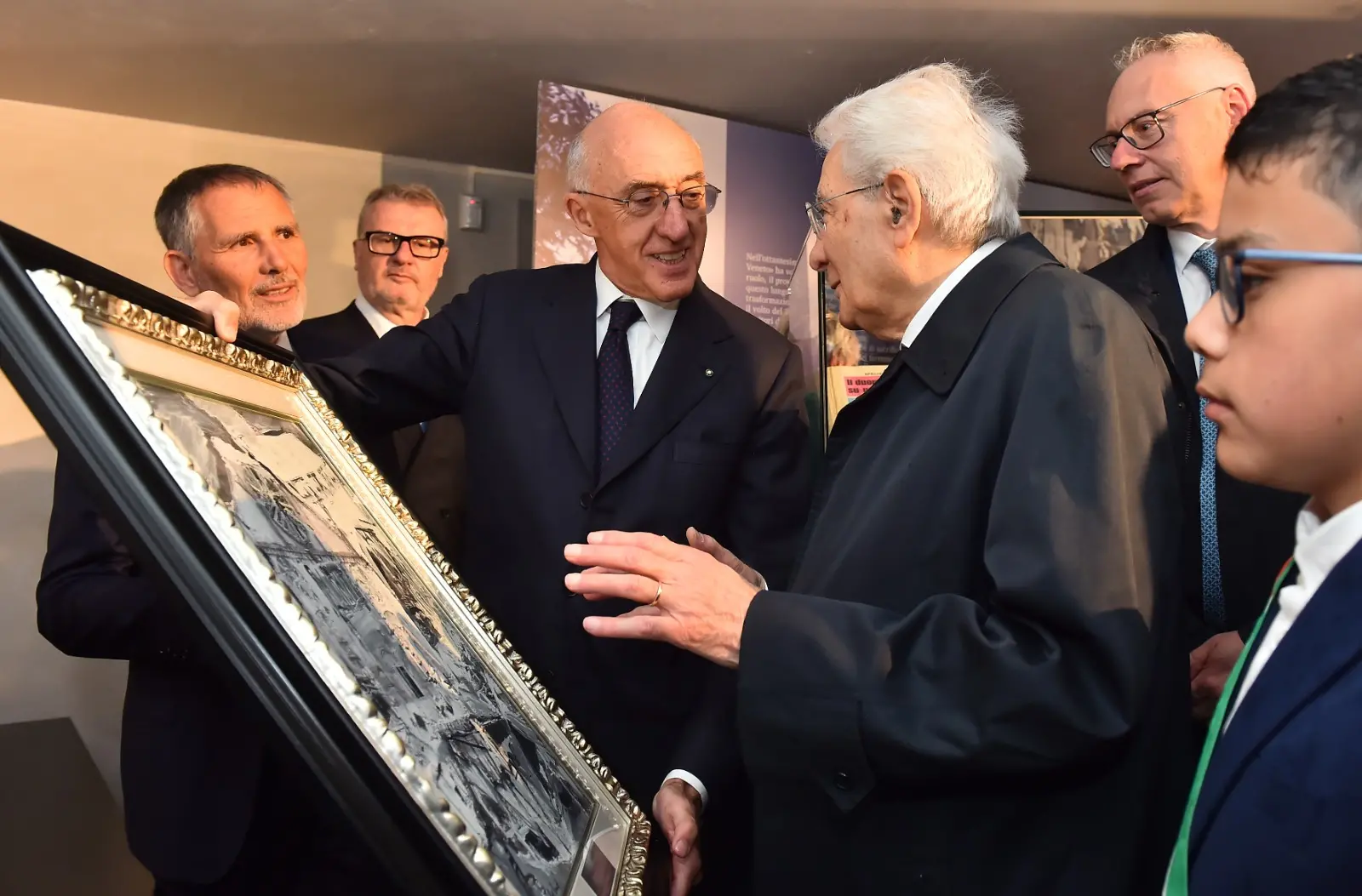 Il presidente della Repubblica Sergio Mattarella e la premier Giorgia Meloni hanno concluso a Gemona le celebrazioni per i 50 anni dal terremoto visitando la mostra allestita a Palazzo Elti dal Messaggero Veneto e dal gruppo Nem. Un percorso tra fotografie, documenti e testimonianze personali sul sisma del 1976 e sul ruolo del quotidiano nella ricostruzione della comunità friulana. Mattarella e Meloni si sono soffermati a lungo davanti alle teche della mostra, mostrando particolare partecipazione ai racconti delle vittime e della rinascita del Friuli