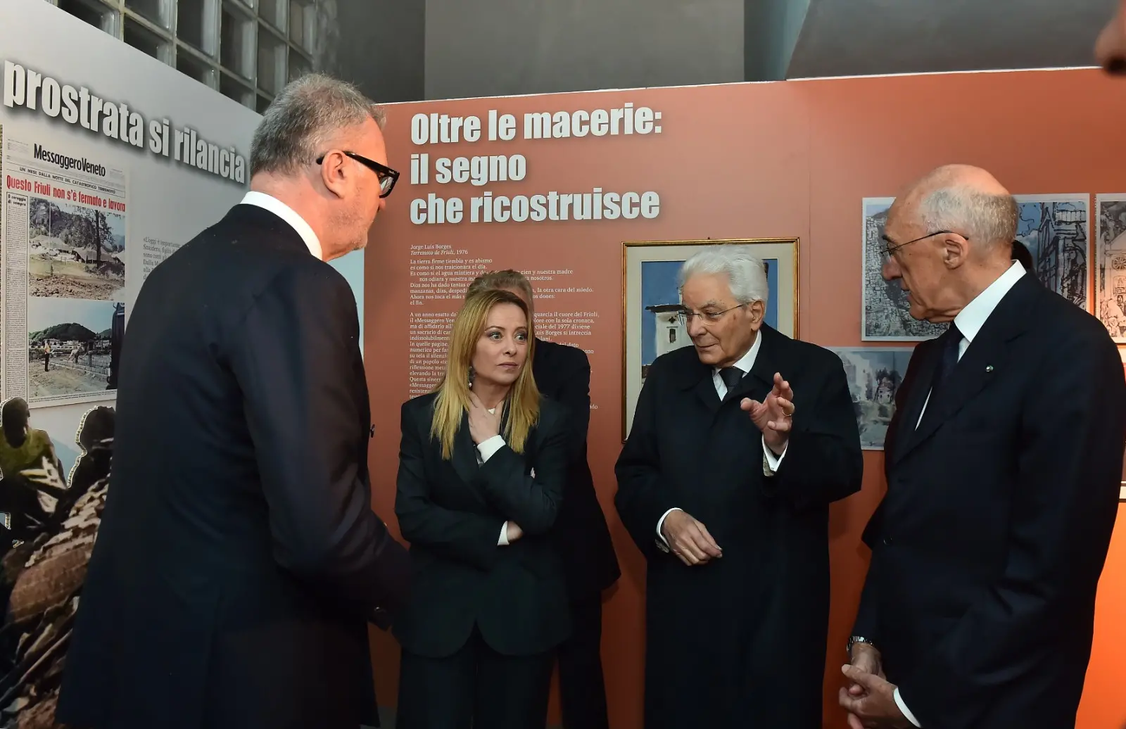 Il presidente della Repubblica Sergio Mattarella e la premier Giorgia Meloni hanno concluso a Gemona le celebrazioni per i 50 anni dal terremoto visitando la mostra allestita a Palazzo Elti dal Messaggero Veneto e dal gruppo Nem. Un percorso tra fotografie, documenti e testimonianze personali sul sisma del 1976 e sul ruolo del quotidiano nella ricostruzione della comunità friulana. Mattarella e Meloni si sono soffermati a lungo davanti alle teche della mostra, mostrando particolare partecipazione ai racconti delle vittime e della rinascita del Friuli