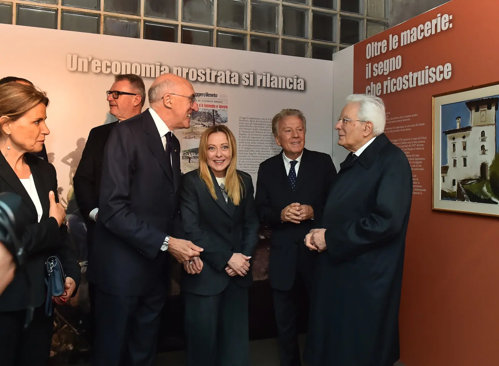 Il presidente della Repubblica Sergio Mattarella e la premier Giorgia Meloni hanno concluso a Gemona le celebrazioni per i 50 anni dal terremoto visitando la mostra allestita a Palazzo Elti dal Messaggero Veneto e dal gruppo Nem. Un percorso tra fotografie, documenti e testimonianze personali sul sisma del 1976 e sul ruolo del quotidiano nella ricostruzione della comunità friulana. Mattarella e Meloni si sono soffermati a lungo davanti alle teche della mostra, mostrando particolare partecipazione ai racconti delle vittime e della rinascita del Friuli
