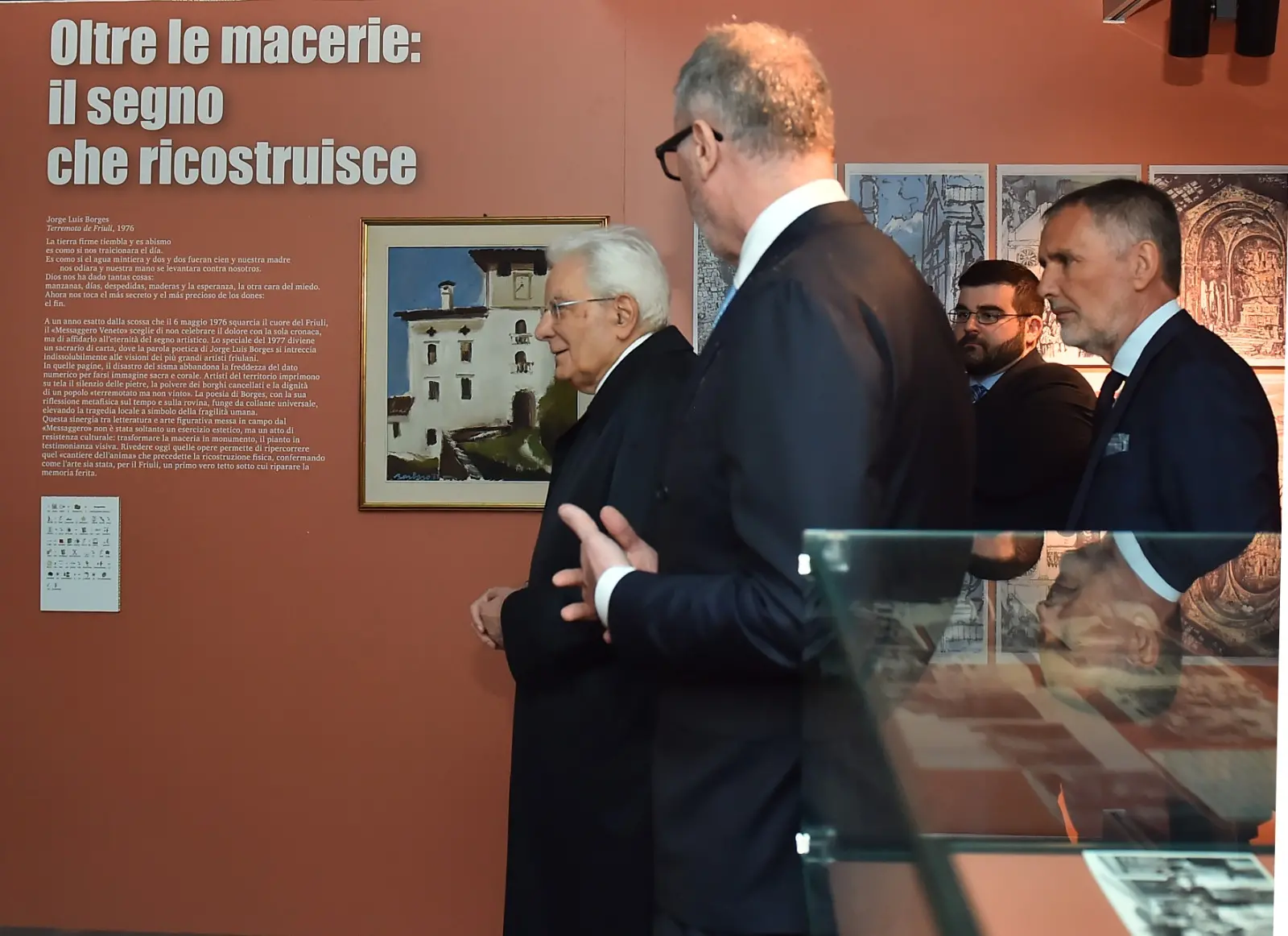 Il presidente della Repubblica Sergio Mattarella e la premier Giorgia Meloni hanno concluso a Gemona le celebrazioni per i 50 anni dal terremoto visitando la mostra allestita a Palazzo Elti dal Messaggero Veneto e dal gruppo Nem. Un percorso tra fotografie, documenti e testimonianze personali sul sisma del 1976 e sul ruolo del quotidiano nella ricostruzione della comunità friulana. Mattarella e Meloni si sono soffermati a lungo davanti alle teche della mostra, mostrando particolare partecipazione ai racconti delle vittime e della rinascita del Friuli