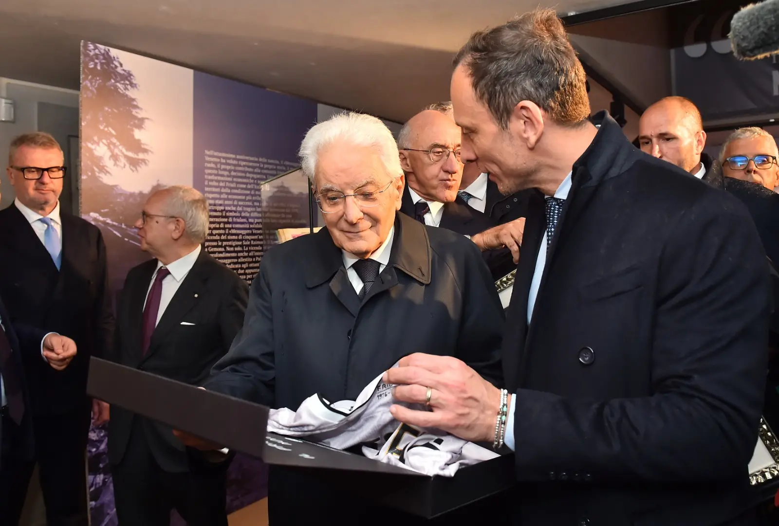 Il presidente della Repubblica Sergio Mattarella e la premier Giorgia Meloni hanno concluso a Gemona le celebrazioni per i 50 anni dal terremoto visitando la mostra allestita a Palazzo Elti dal Messaggero Veneto e dal gruppo Nem. Un percorso tra fotografie, documenti e testimonianze personali sul sisma del 1976 e sul ruolo del quotidiano nella ricostruzione della comunità friulana. Mattarella e Meloni si sono soffermati a lungo davanti alle teche della mostra, mostrando particolare partecipazione ai racconti delle vittime e della rinascita del Friuli