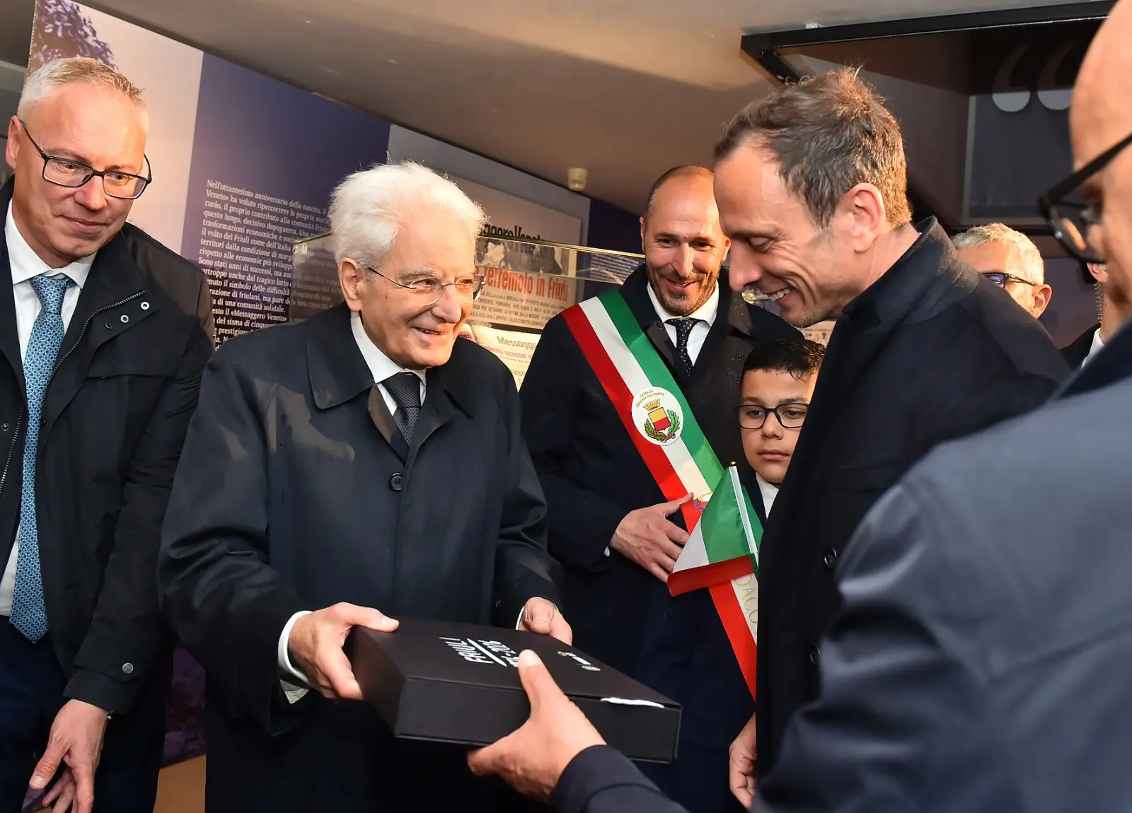 Il presidente della Repubblica Sergio Mattarella e la premier Giorgia Meloni hanno concluso a Gemona le celebrazioni per i 50 anni dal terremoto visitando la mostra allestita a Palazzo Elti dal Messaggero Veneto e dal gruppo Nem. Un percorso tra fotografie, documenti e testimonianze personali sul sisma del 1976 e sul ruolo del quotidiano nella ricostruzione della comunità friulana. Mattarella e Meloni si sono soffermati a lungo davanti alle teche della mostra, mostrando particolare partecipazione ai racconti delle vittime e della rinascita del Friuli