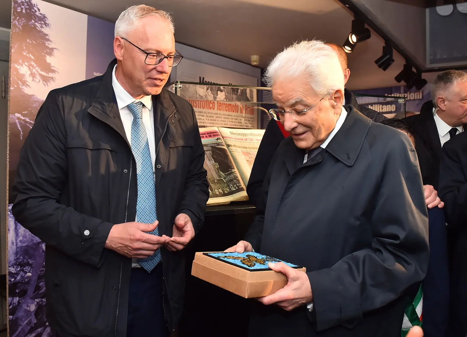 Il presidente della Repubblica Sergio Mattarella e la premier Giorgia Meloni hanno concluso a Gemona le celebrazioni per i 50 anni dal terremoto visitando la mostra allestita a Palazzo Elti dal Messaggero Veneto e dal gruppo Nem. Un percorso tra fotografie, documenti e testimonianze personali sul sisma del 1976 e sul ruolo del quotidiano nella ricostruzione della comunità friulana. Mattarella e Meloni si sono soffermati a lungo davanti alle teche della mostra, mostrando particolare partecipazione ai racconti delle vittime e della rinascita del Friuli