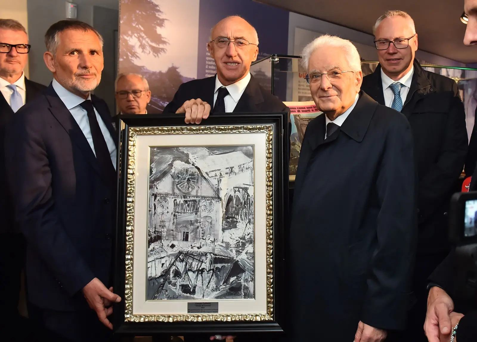 Il presidente della Repubblica Sergio Mattarella e la premier Giorgia Meloni hanno concluso a Gemona le celebrazioni per i 50 anni dal terremoto visitando la mostra allestita a Palazzo Elti dal Messaggero Veneto e dal gruppo Nem. Un percorso tra fotografie, documenti e testimonianze personali sul sisma del 1976 e sul ruolo del quotidiano nella ricostruzione della comunità friulana. Mattarella e Meloni si sono soffermati a lungo davanti alle teche della mostra, mostrando particolare partecipazione ai racconti delle vittime e della rinascita del Friuli