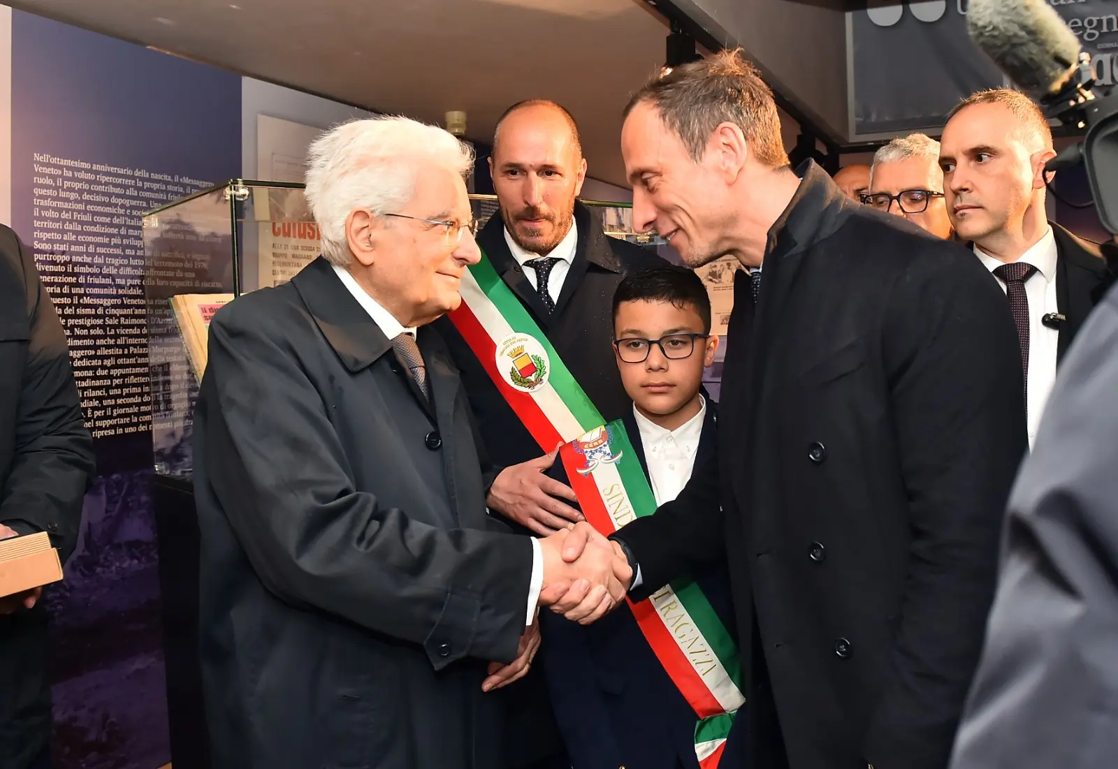 Il presidente della Repubblica Sergio Mattarella e la premier Giorgia Meloni hanno concluso a Gemona le celebrazioni per i 50 anni dal terremoto visitando la mostra allestita a Palazzo Elti dal Messaggero Veneto e dal gruppo Nem. Un percorso tra fotografie, documenti e testimonianze personali sul sisma del 1976 e sul ruolo del quotidiano nella ricostruzione della comunità friulana. Mattarella e Meloni si sono soffermati a lungo davanti alle teche della mostra, mostrando particolare partecipazione ai racconti delle vittime e della rinascita del Friuli