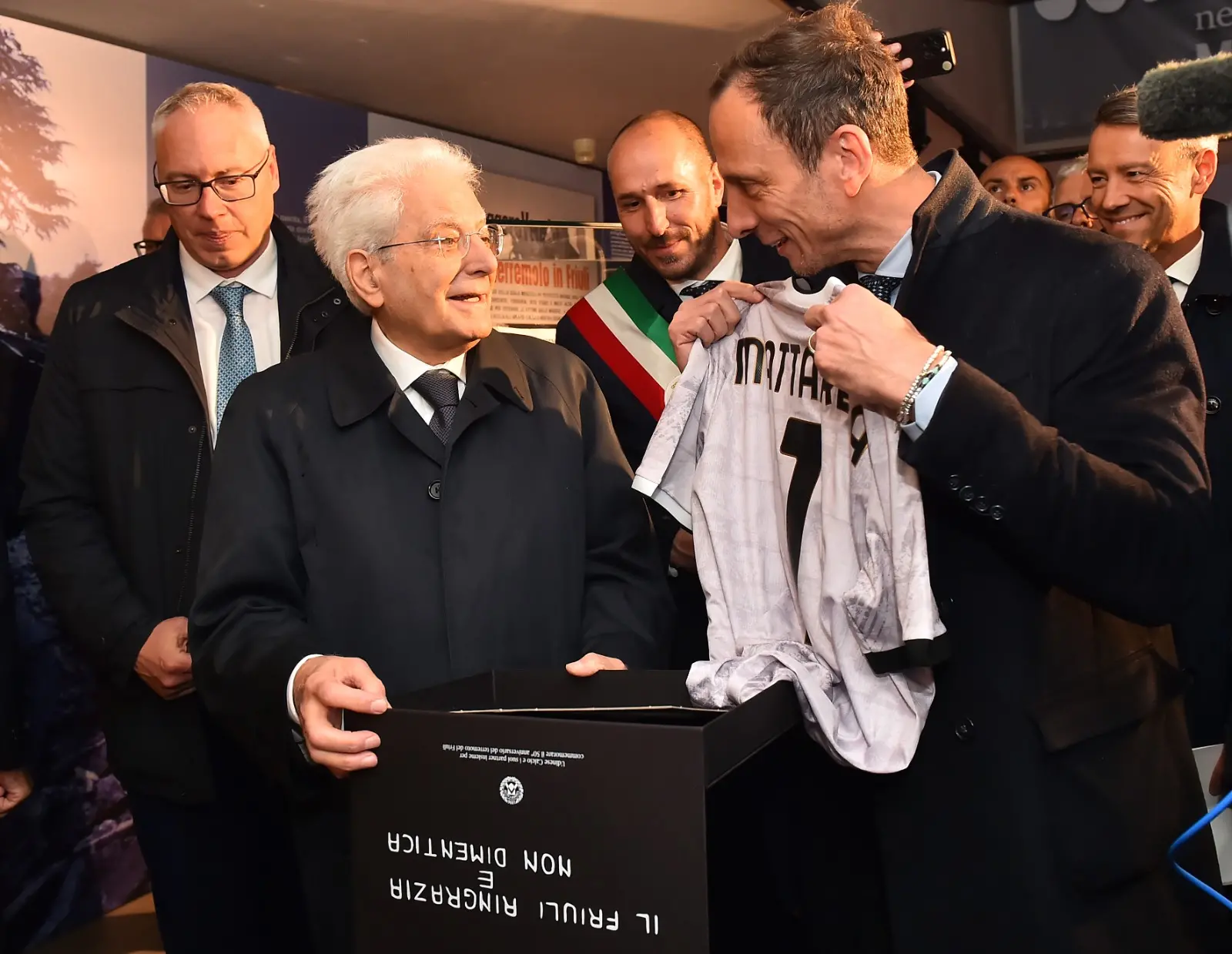Il presidente della Repubblica Sergio Mattarella e la premier Giorgia Meloni hanno concluso a Gemona le celebrazioni per i 50 anni dal terremoto visitando la mostra allestita a Palazzo Elti dal Messaggero Veneto e dal gruppo Nem. Un percorso tra fotografie, documenti e testimonianze personali sul sisma del 1976 e sul ruolo del quotidiano nella ricostruzione della comunità friulana. Mattarella e Meloni si sono soffermati a lungo davanti alle teche della mostra, mostrando particolare partecipazione ai racconti delle vittime e della rinascita del Friuli
