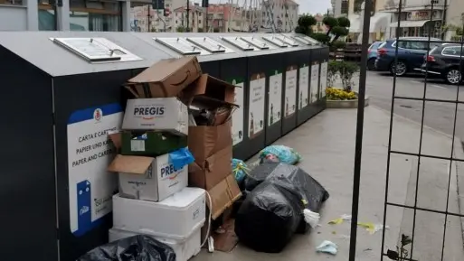 Rifiuti abbandonati all’esterno dei cassonetti