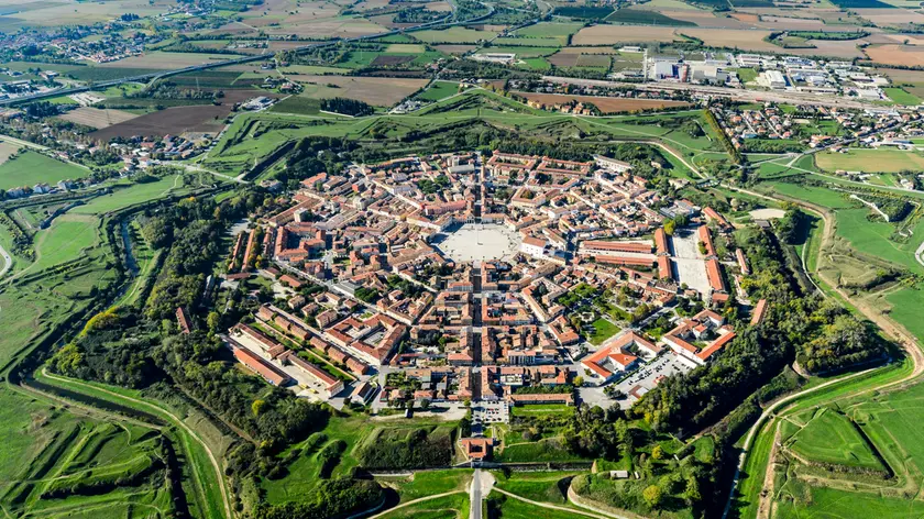 https://images.messaggeroveneto.it/view/acePublic/alias/contentid/1qyp2ea5qdx2mmzp79j/0/copia-di-copy-of-copia-di-copy-of-palmanova-fortezza-stellata-inserto-weekend-16-gennaio.webp?f=16%3A9&amp;w=840
