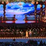 Andrea Bocelli ha incantato il pubblico con un concerto evento inserito nel tour celebrativo dei trent’anni di “Romanza”, l’album che ha portato la musica italiana nel mondo. Davanti a 15 mila spettatori, il tenore ha emozionato con il suo timbro inconfondibile e un repertorio capace di attraversare generazioni. Ad aprire la serata, tra lunghi applausi, la celebre “Di quella Pira” dal Trovatore di Giuseppe Verdi. Sul palco insieme a Bocelli anche i solisti Mariam Battistelli, Cecille, Dean Murphy e Andrea Griminelli, accompagnati dall’orchestra diretta da Marcello Rota (Foto Petrussi)