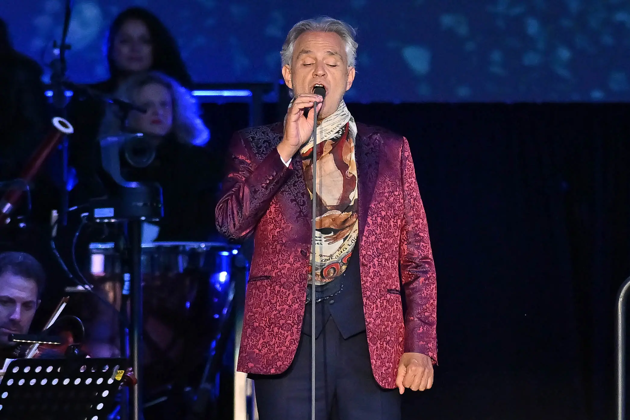 Andrea Bocelli ha incantato il pubblico con un concerto evento inserito nel tour celebrativo dei trent’anni di “Romanza”, l’album che ha portato la musica italiana nel mondo. Davanti a 15 mila spettatori, il tenore ha emozionato con il suo timbro inconfondibile e un repertorio capace di attraversare generazioni. Ad aprire la serata, tra lunghi applausi, la celebre “Di quella Pira” dal Trovatore di Giuseppe Verdi. Sul palco insieme a Bocelli anche i solisti Mariam Battistelli, Cecille, Dean Murphy e Andrea Griminelli, accompagnati dall’orchestra diretta da Marcello Rota (Foto Petrussi)