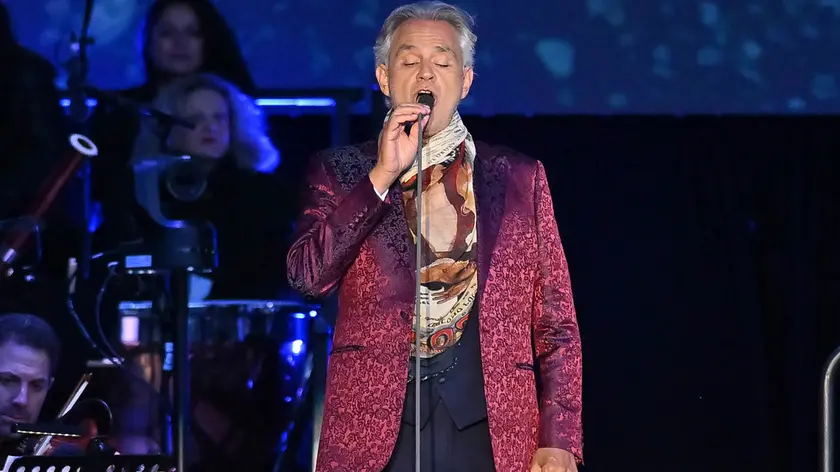 Andrea Bocelli ha incantato il pubblico con un concerto evento inserito nel tour celebrativo dei trent’anni di “Romanza”, l’album che ha portato la musica italiana nel mondo. Davanti a 15 mila spettatori, il tenore ha emozionato con il suo timbro inconfondibile e un repertorio capace di attraversare generazioni. Ad aprire la serata, tra lunghi applausi, la celebre “Di quella Pira” dal Trovatore di Giuseppe Verdi. Sul palco insieme a Bocelli anche i solisti Mariam Battistelli, Cecille, Dean Murphy e Andrea Griminelli, accompagnati dall’orchestra diretta da Marcello Rota (Foto Petrussi)