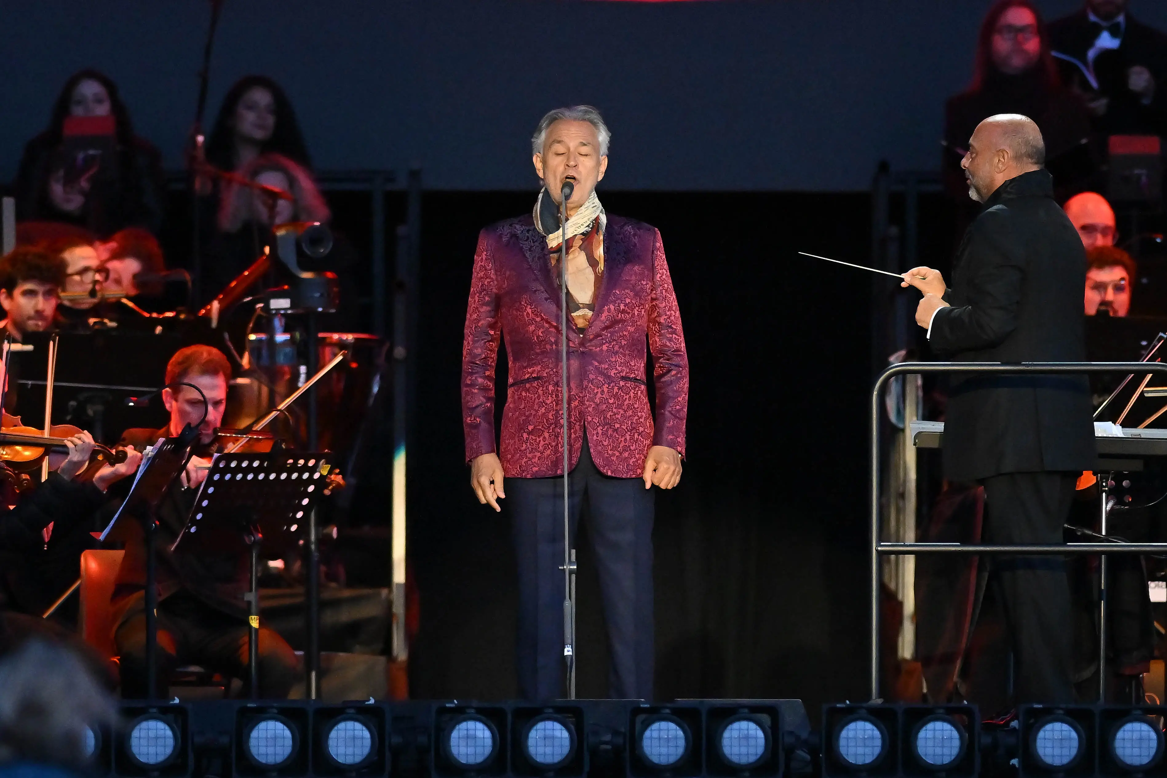 Andrea Bocelli ha incantato il pubblico con un concerto evento inserito nel tour celebrativo dei trent’anni di “Romanza”, l’album che ha portato la musica italiana nel mondo. Davanti a 15 mila spettatori, il tenore ha emozionato con il suo timbro inconfondibile e un repertorio capace di attraversare generazioni. Ad aprire la serata, tra lunghi applausi, la celebre “Di quella Pira” dal Trovatore di Giuseppe Verdi. Sul palco insieme a Bocelli anche i solisti Mariam Battistelli, Cecille, Dean Murphy e Andrea Griminelli, accompagnati dall’orchestra diretta da Marcello Rota (Foto Petrussi)