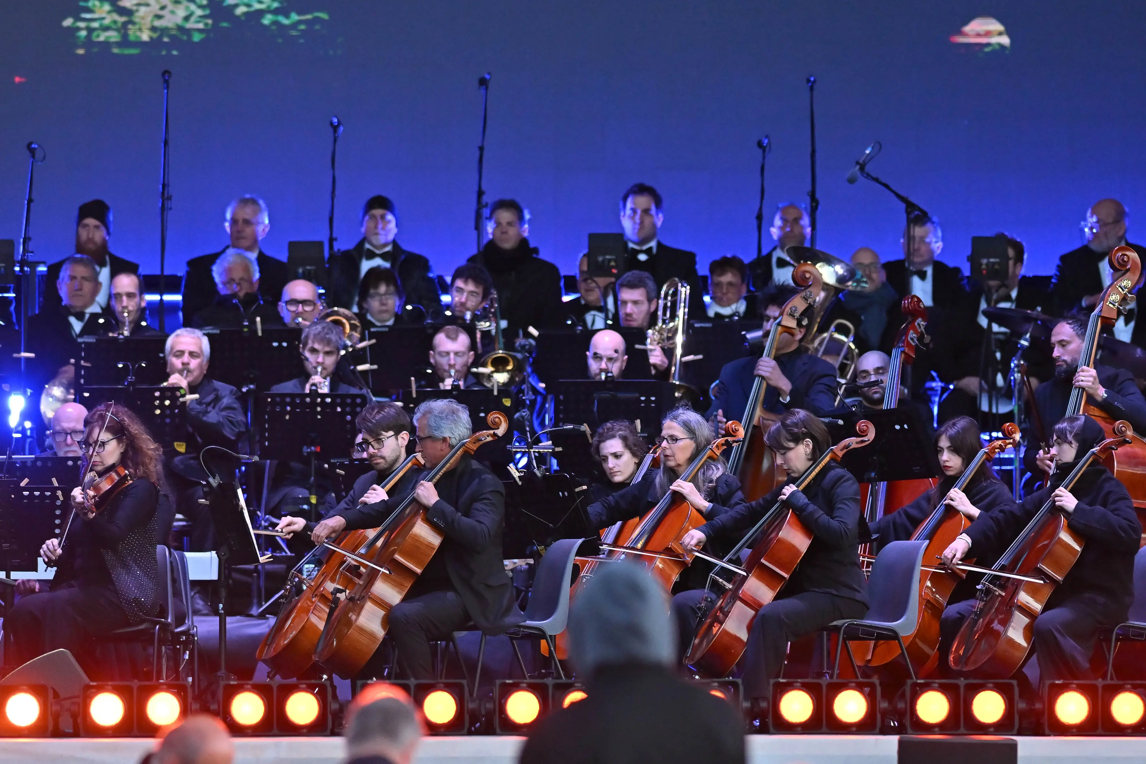 Andrea Bocelli ha incantato il pubblico con un concerto evento inserito nel tour celebrativo dei trent’anni di “Romanza”, l’album che ha portato la musica italiana nel mondo. Davanti a 15 mila spettatori, il tenore ha emozionato con il suo timbro inconfondibile e un repertorio capace di attraversare generazioni. Ad aprire la serata, tra lunghi applausi, la celebre “Di quella Pira” dal Trovatore di Giuseppe Verdi. Sul palco insieme a Bocelli anche i solisti Mariam Battistelli, Cecille, Dean Murphy e Andrea Griminelli, accompagnati dall’orchestra diretta da Marcello Rota (Foto Petrussi)