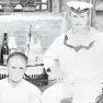 Lo storico Giorgio Milocco, a destra il marinaio cervignanese Giacomo Comar tiene in mano il codino di un cinese