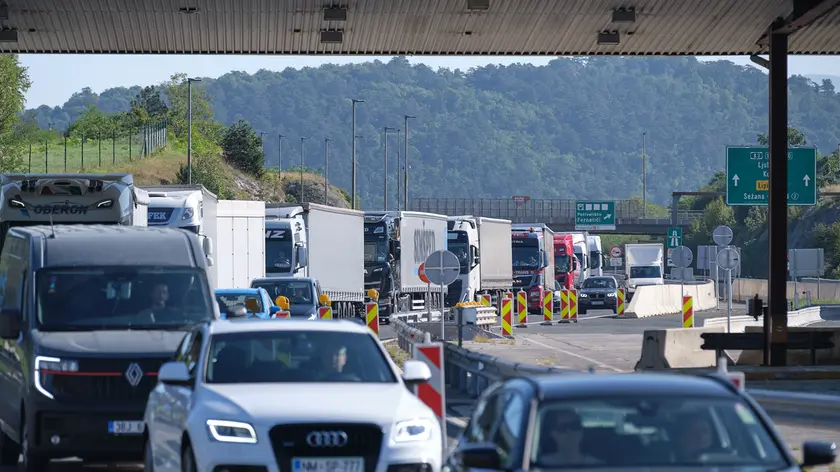 Le code di auto e Tir al valico di Fernetti nel 2025 per la chiusura dell’H4 (foto Silvano)