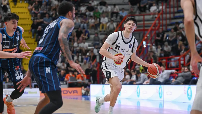 https://images.messaggeroveneto.it/view/acePublic/alias/contentid/1r1875f1zus8hkctya1/0/copia-di-copy-of-napoli-10-maggio-2026-basket-a1-naspoli-vs-apu-foto-petrussi-castoria.webp?f=16%3A9&amp;w=840