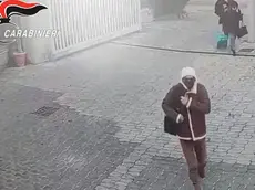 Un frame tratto da un video dei Carabinieri che mostra Matteo Messina Denaro mentre entra nella clinica privata palermitana La Maddalena, 17 gennaio 2023. NPK ANSA / Carabinieri +++ ANSA PROVIDES ACCESS TO THIS HANDOUT PHOTO TO BE USED SOLELY TO ILLUSTRATE NEWS REPORTING OR COMMENTARY ON THE FACTS OR EVENTS DEPICTED IN THIS IMAGE: NO ARCHIVING: NO LICENSING +++
