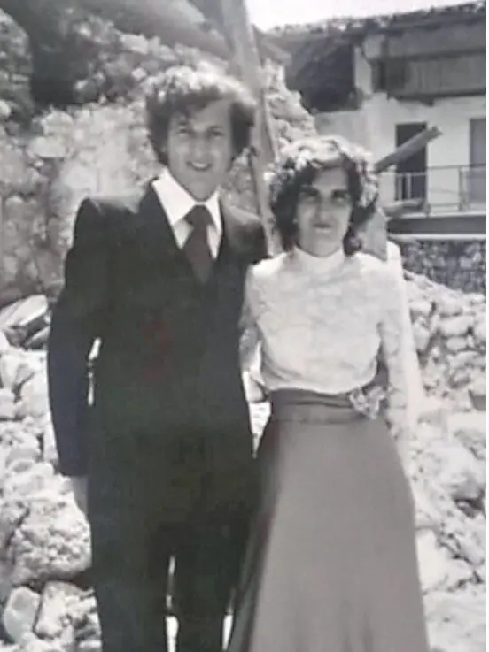 Il matrimonio di Loretta e Lino Madotto, celebrato nella tendopoli di Oseacco il 16 maggio 1976