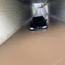 Un'auto rimasta intrappolata sotto un sottopasso a Pozzuolo
