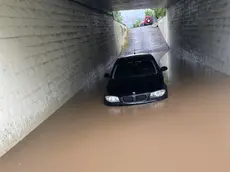 Un'auto rimasta intrappolata sotto un sottopasso a Pozzuolo