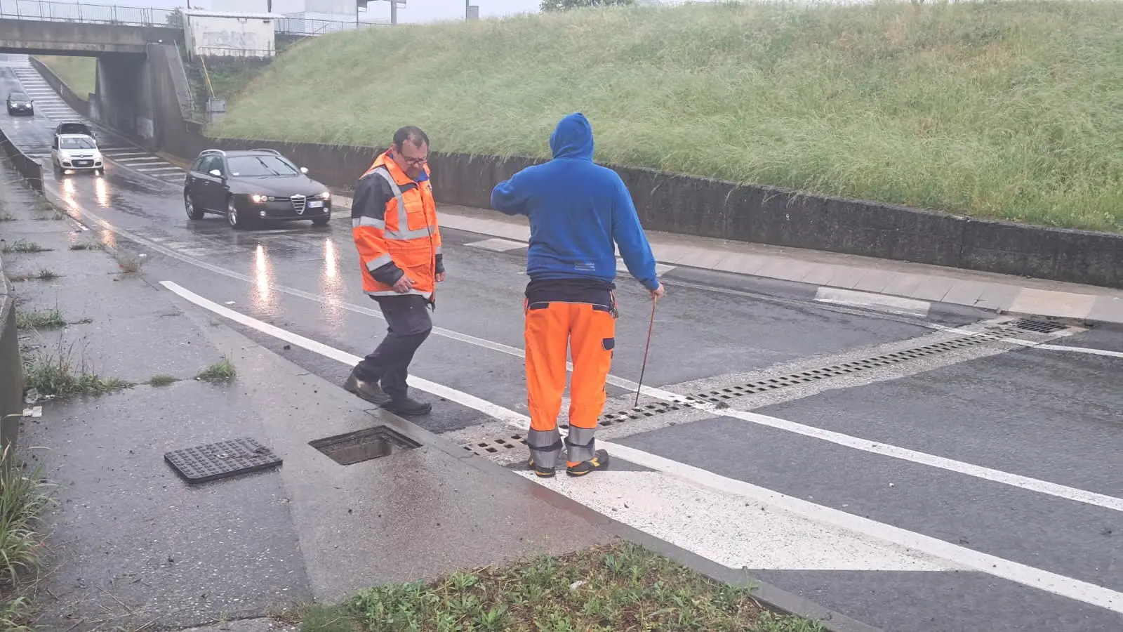 Personale del Cafc al lavoro per un sottopasso allagato