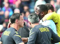 Davis portato fuori di peso dopo aver sfiorato la rissa con Dossena (foto Petrussi)