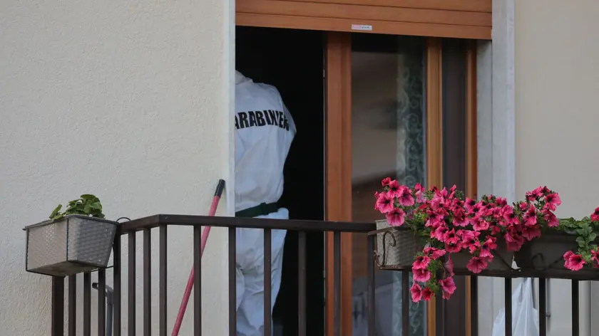 Carabinieri al lavoro dentro l'appartamento per i rilievi. Foto Porcile