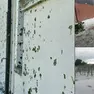 Il muro delle case crivellato dai chicchi della grandine nel Pordenonese