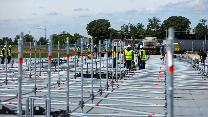 Continuano i lavori di allestimento dell’area concerti al “Duca d’Aosta” (foto Daniele Tibaldi)