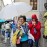 Turisti alle prese con il maltempo nel centro di Trieste (foto Andrea Lasorte)