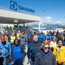 Lavoratori Electrolux davanti lo stabilimento di Porcia (Foto Petrussi)