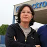 Paola Morandin, militante della Fiom Cgil e ripetutamente delegata, all’esterno dello dello stabilimento di Susegana