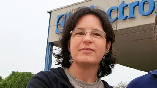 Paola Morandin, militante della Fiom Cgil e ripetutamente delegata, all’esterno dello dello stabilimento di Susegana