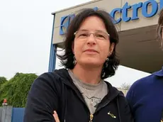 Paola Morandin, militante della Fiom Cgil e ripetutamente delegata, all’esterno dello dello stabilimento di Susegana