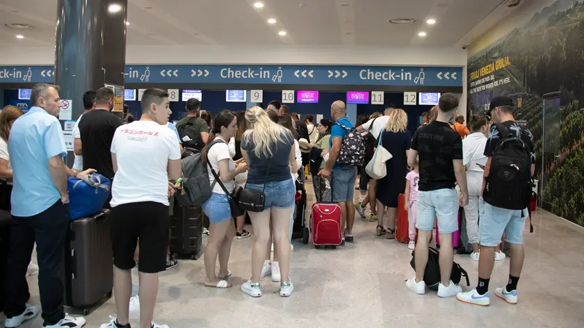 Turisti al check-in al Trieste Airport (foto Katia Bonaventura)