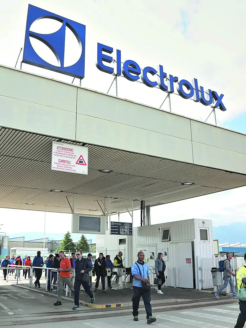 L’uscita dei lavoratori dallo stabilimento di Porcia (Foto Ambrosio)