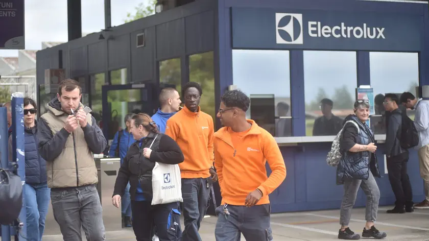 Dipendenti Electrolux all'uscita dallo stabilimento di Susegana