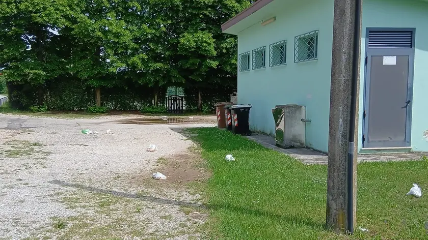 I sacchi di rifiuti sparpagliati nell’area del campo sportivo