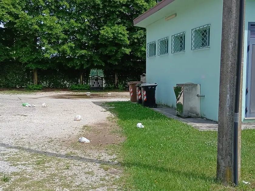 I sacchi di rifiuti sparpagliati nell’area del campo sportivo