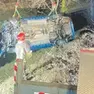 Matteo Pittana aveva 20 anni. A destra i pompieri recuperano l’auto dal canale Ledra a Gemona