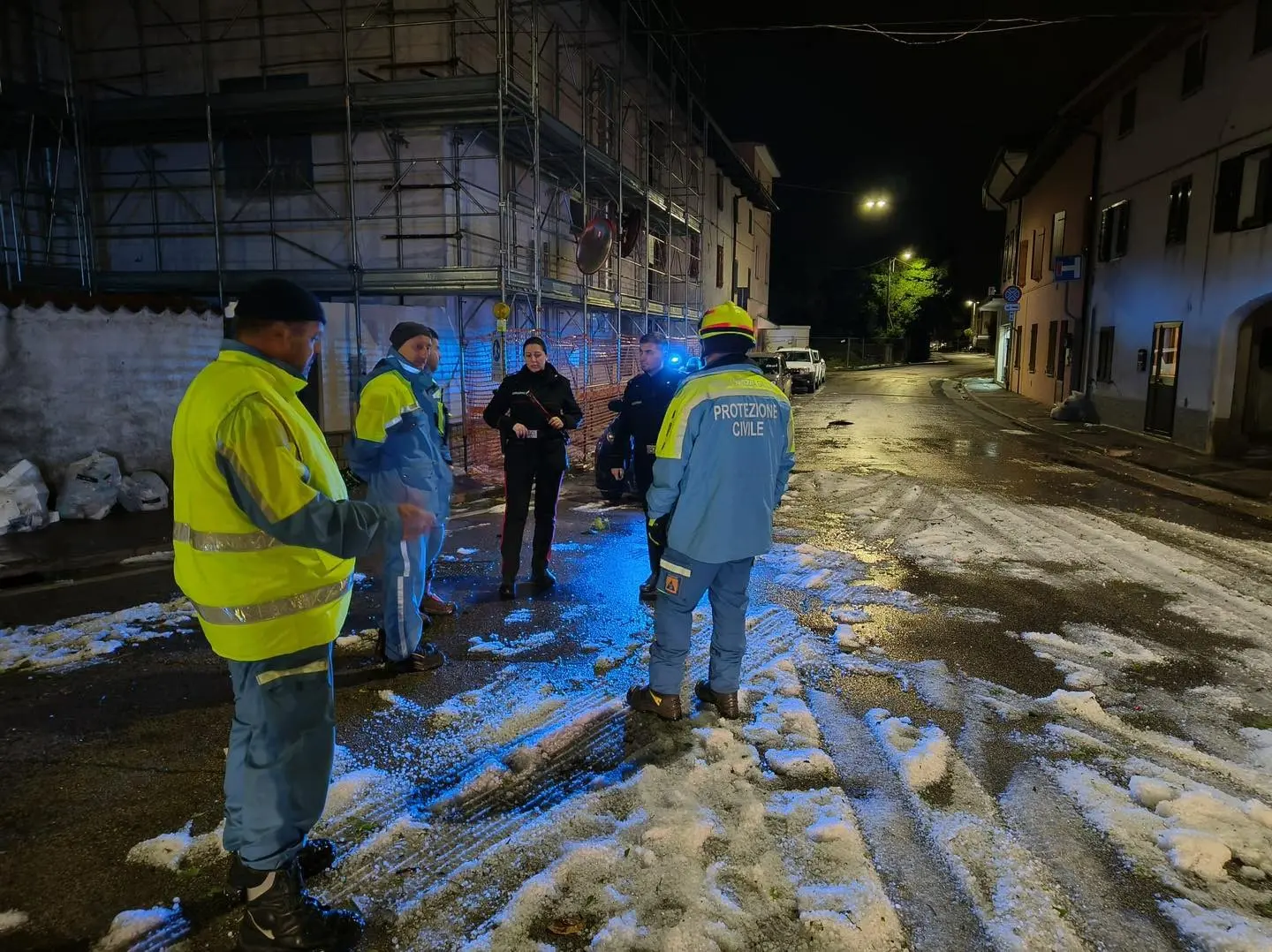 Una violenta grandinata si è abbattuta nella serata di oggi, giovedì 14 maggio, su varie località dell'Isontino, dal Collio verso il litorale senza risparmiare Gorizia e Monfalcone, lasciando evidenti segni del suo passaggio fra parchi pubblici, cortili privati, vie e piazze. Ecco alcune foto che documentano la serata