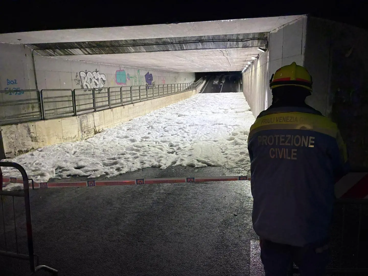 Una violenta grandinata si è abbattuta nella serata di oggi, giovedì 14 maggio, su varie località dell'Isontino, dal Collio verso il litorale senza risparmiare Gorizia e Monfalcone, lasciando evidenti segni del suo passaggio fra parchi pubblici, cortili privati, vie e piazze. Ecco alcune foto che documentano la serata