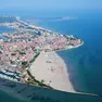 Una foto aerea di Grado con in primo piano in basso il canale di accesso