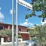 Via Salvo d’Acquisto, a San Vito al Tagliamento e, a destra, Stefano Cattaruzza