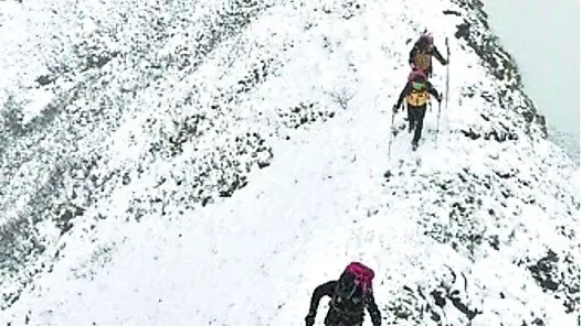 I finanzieri del Soccorso alpino durante le ricerche sul Piombada