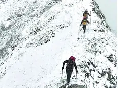 I finanzieri del Soccorso alpino durante le ricerche sul Piombada