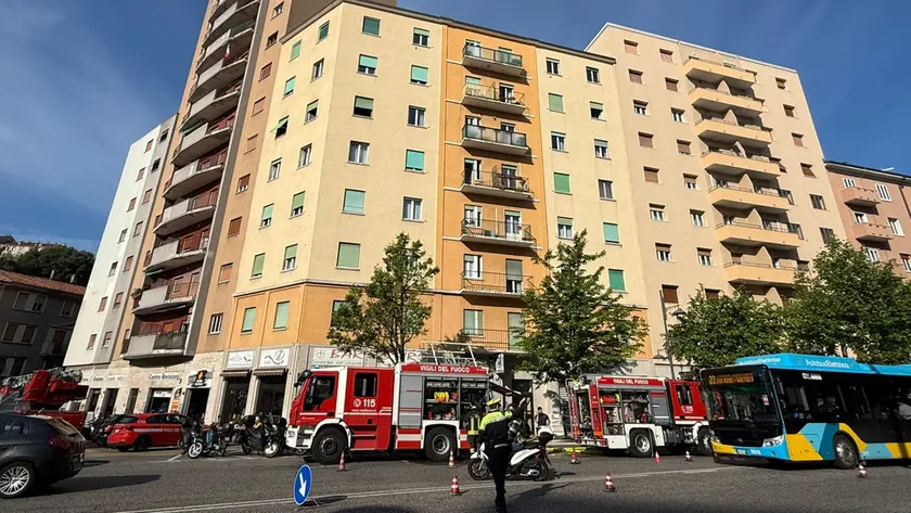 Lo stabile dove è scoppiato l’incendio in viale D’Annunzio (fotoservizio Massimo Silvano)