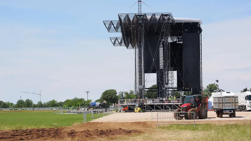 Il maxi-palco dove si esibirà Cesare Cremonini (Foto A.Simcic/Tibaldi)